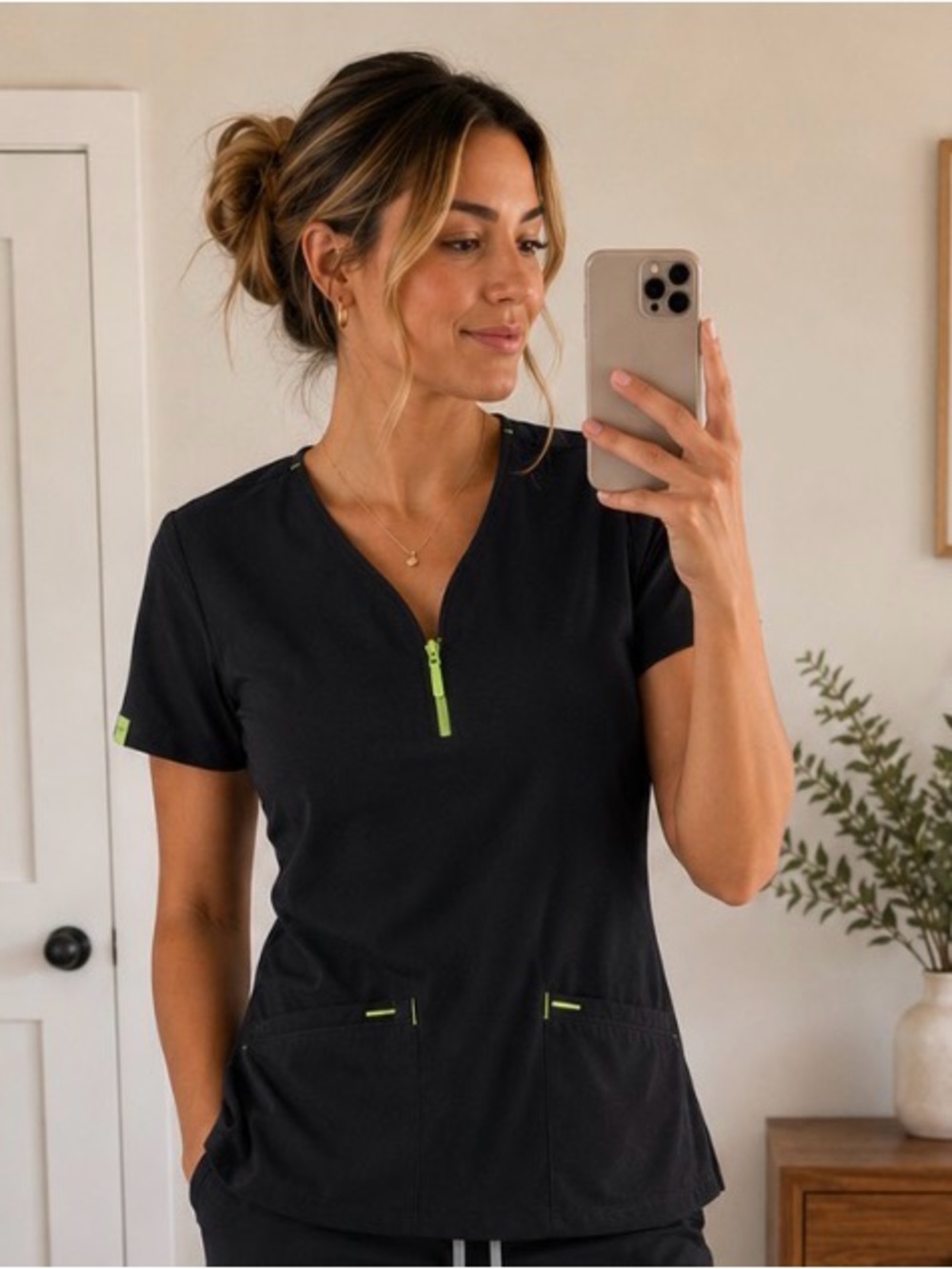 Med Couture Air Women's Scrub Top Black Size XS 8568 V-Neck 3 Pocket Medical